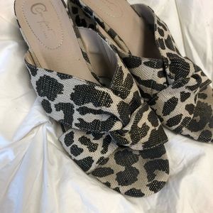 Comfort established in1946 women’s animal print heels in size 8M